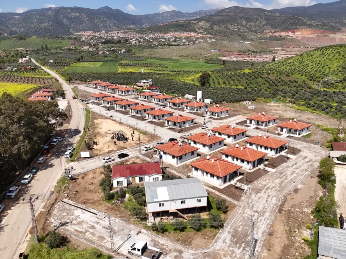 KIRIKHAN KARAMAĞARA’DA KÖY EVLERİ HAK SAHİPLERİNE TESLİM EDİLDİ