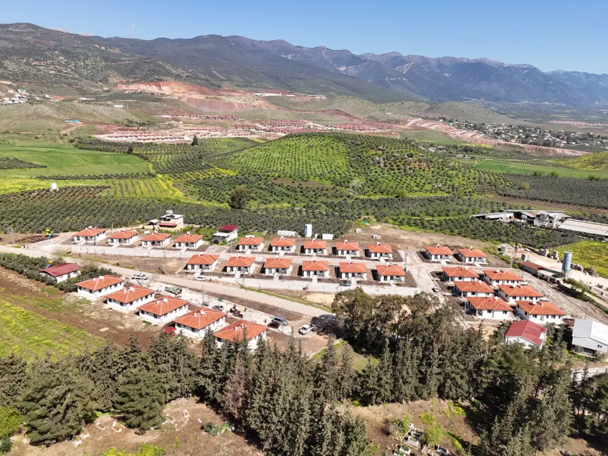 KIRIKHAN KARAMAĞARA’DA KÖY EVLERİ HAK SAHİPLERİNE TESLİM EDİLDİ