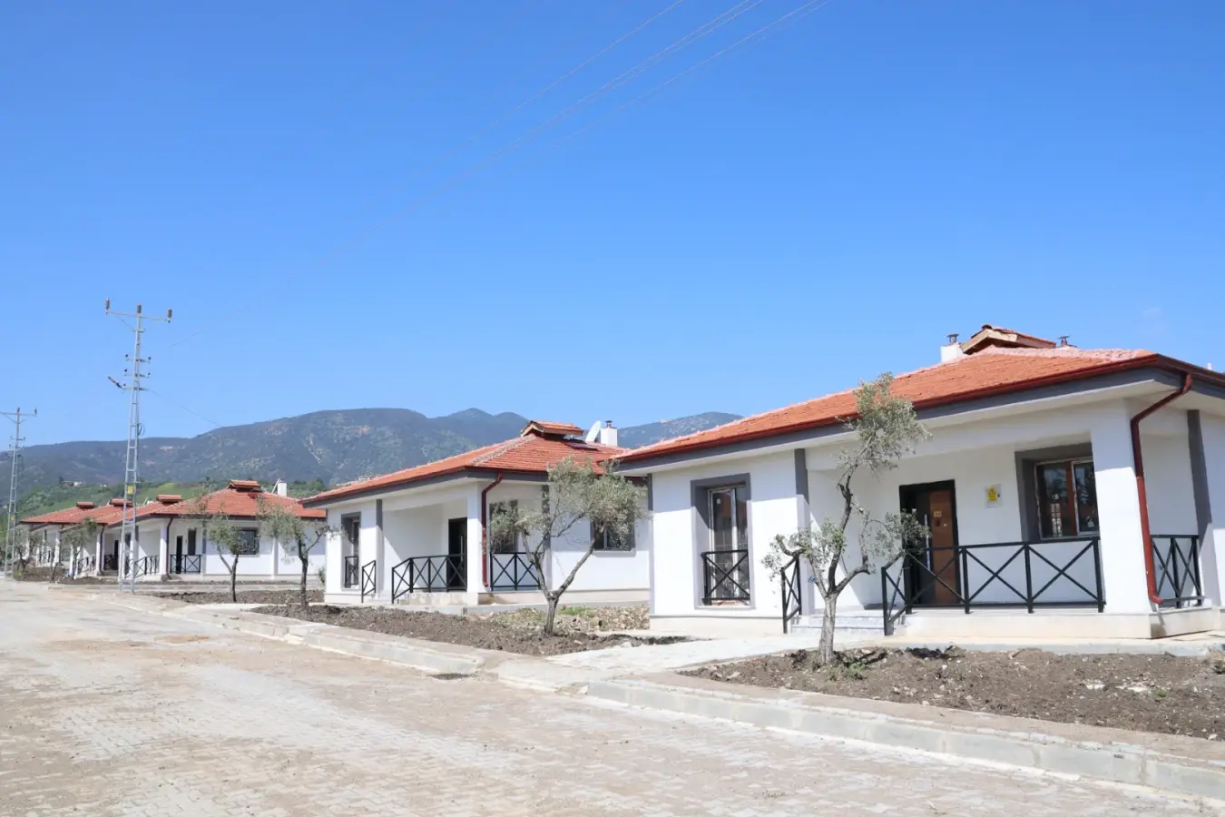 KIRIKHAN KARAMAĞARA’DA KÖY EVLERİ HAK SAHİPLERİNE TESLİM EDİLDİ