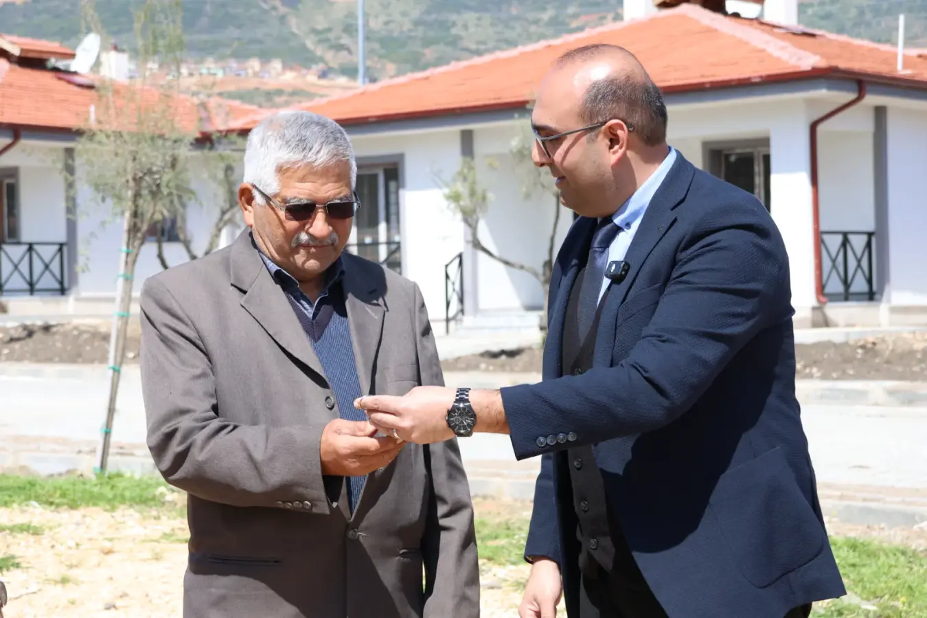 KIRIKHAN KARAMAĞARA’DA KÖY EVLERİ HAK SAHİPLERİNE TESLİM EDİLDİ