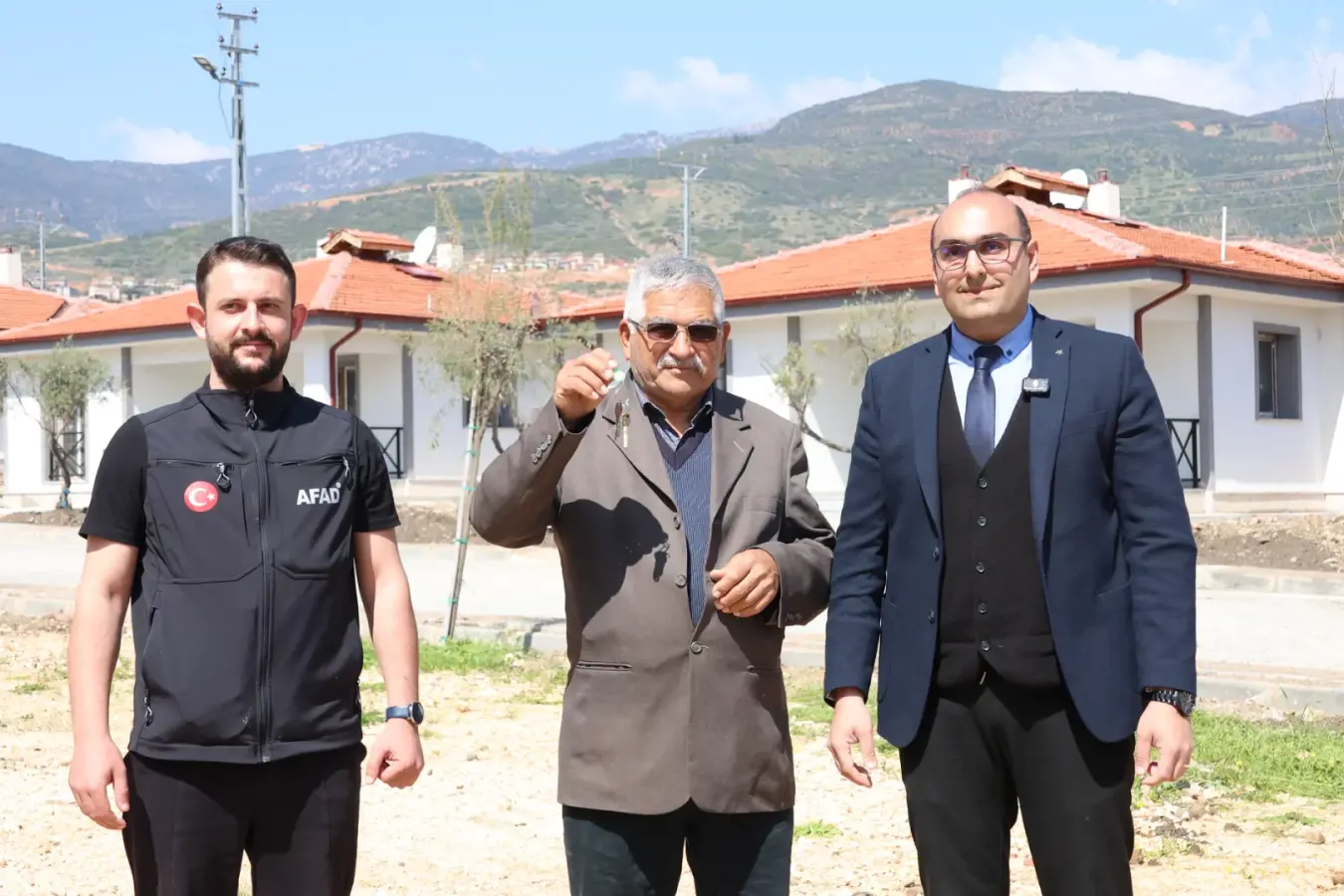 KIRIKHAN KARAMAĞARA’DA KÖY EVLERİ HAK SAHİPLERİNE TESLİM EDİLDİ