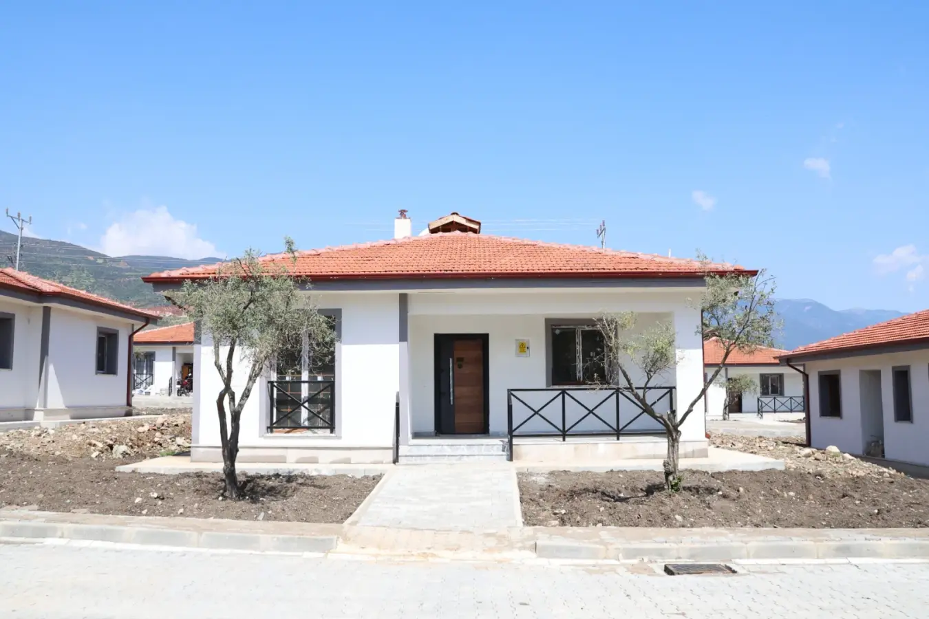 KIRIKHAN KARAMAĞARA’DA KÖY EVLERİ HAK SAHİPLERİNE TESLİM EDİLDİ