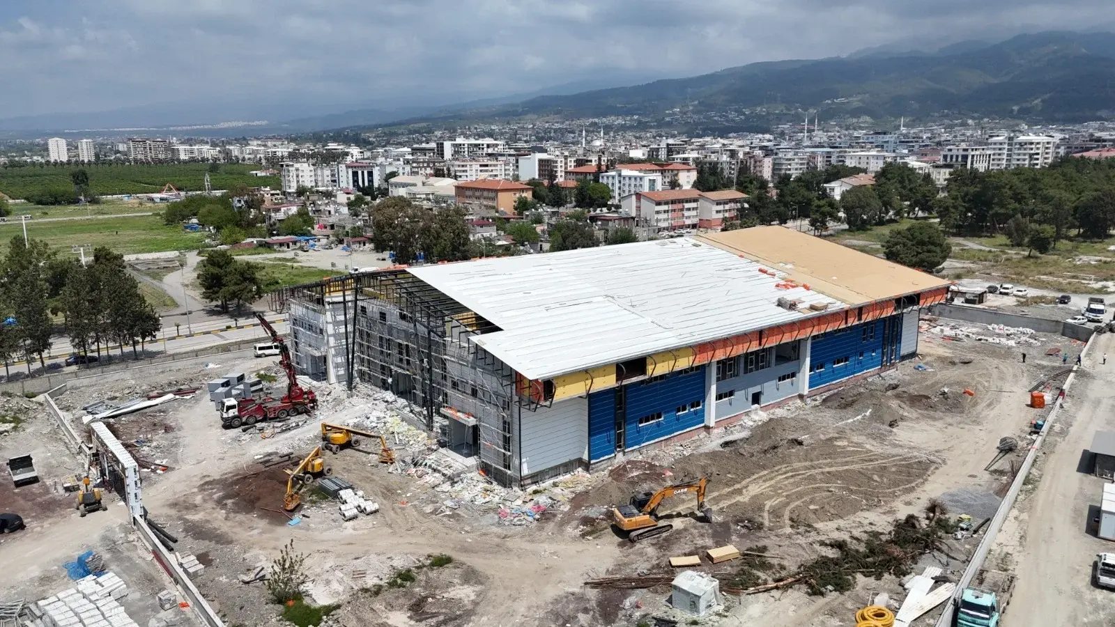 BAŞKAN ÖNTÜRK, DÖRTYOL SPOR SALONU İNŞAATINI DETAYLI ŞEKİLDE KONTROL ETTİ